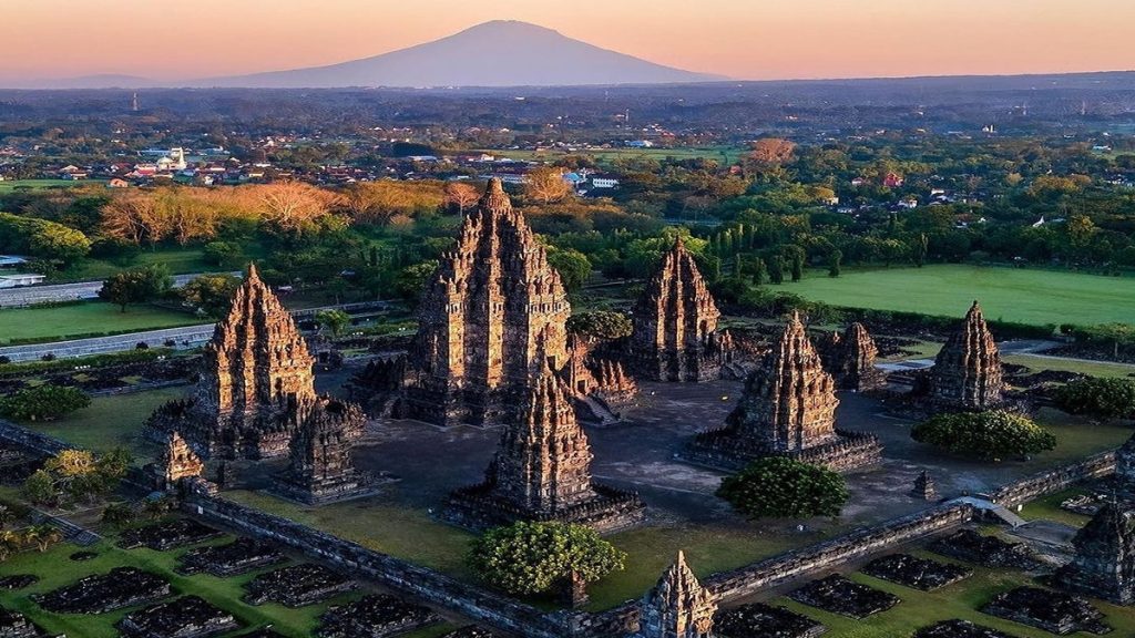 Menikmati Keindahan Candi Prambanan