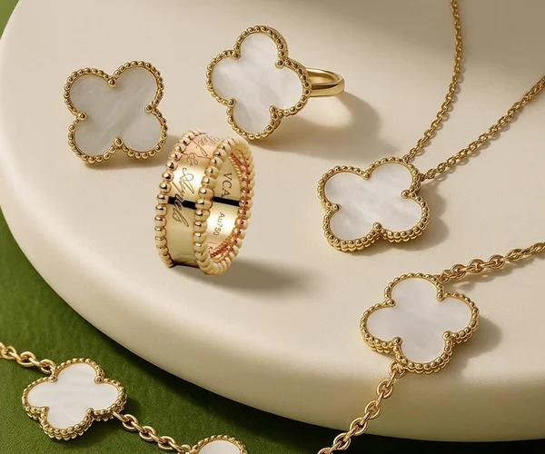 Cari Van Cleef & Arpels Lihat Koleksinya di ReLuxe.id
